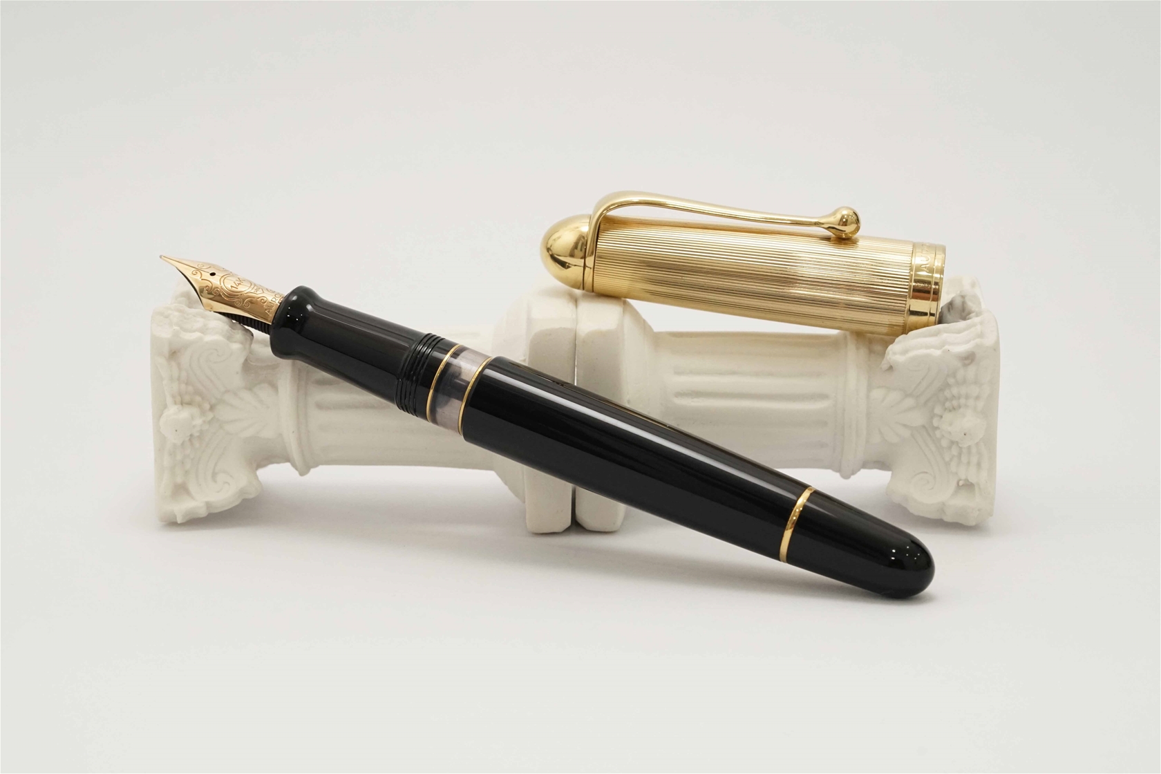 Bút máy Aurora 88 Gold Plated Cap & Black Barrel Large 14K F