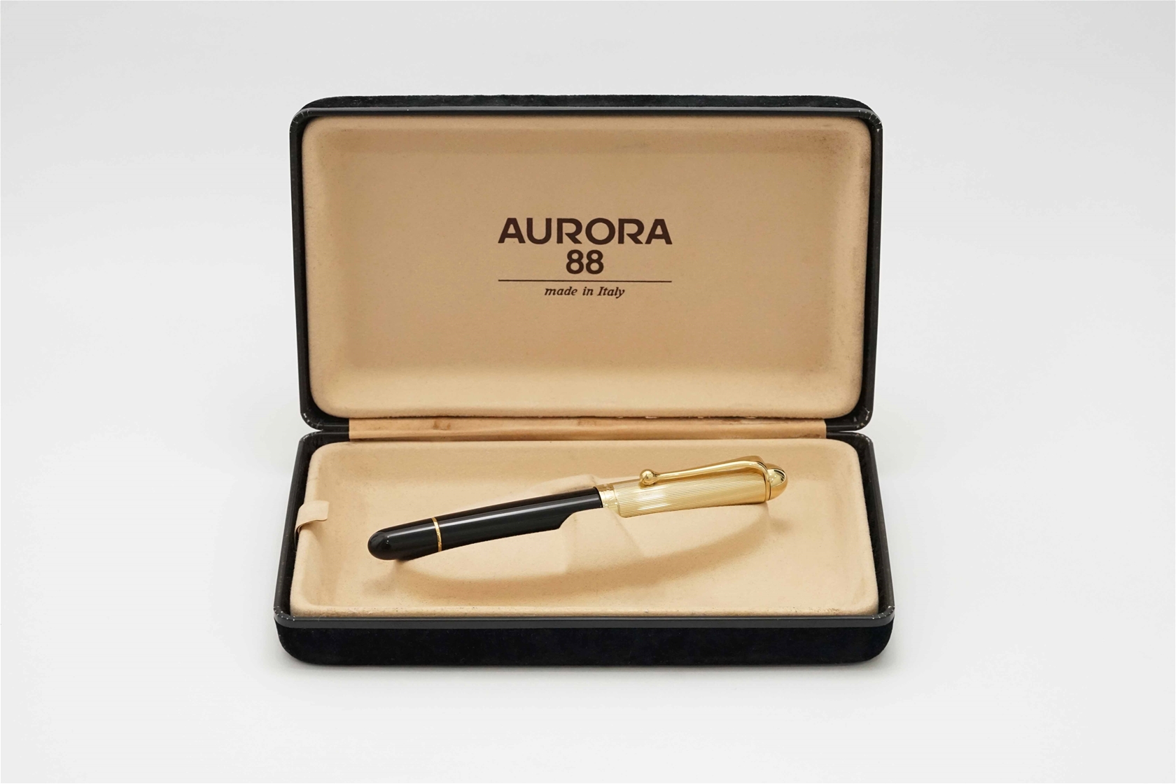 Bút máy Aurora 88 Gold Plated Cap & Black Barrel Large 14K F