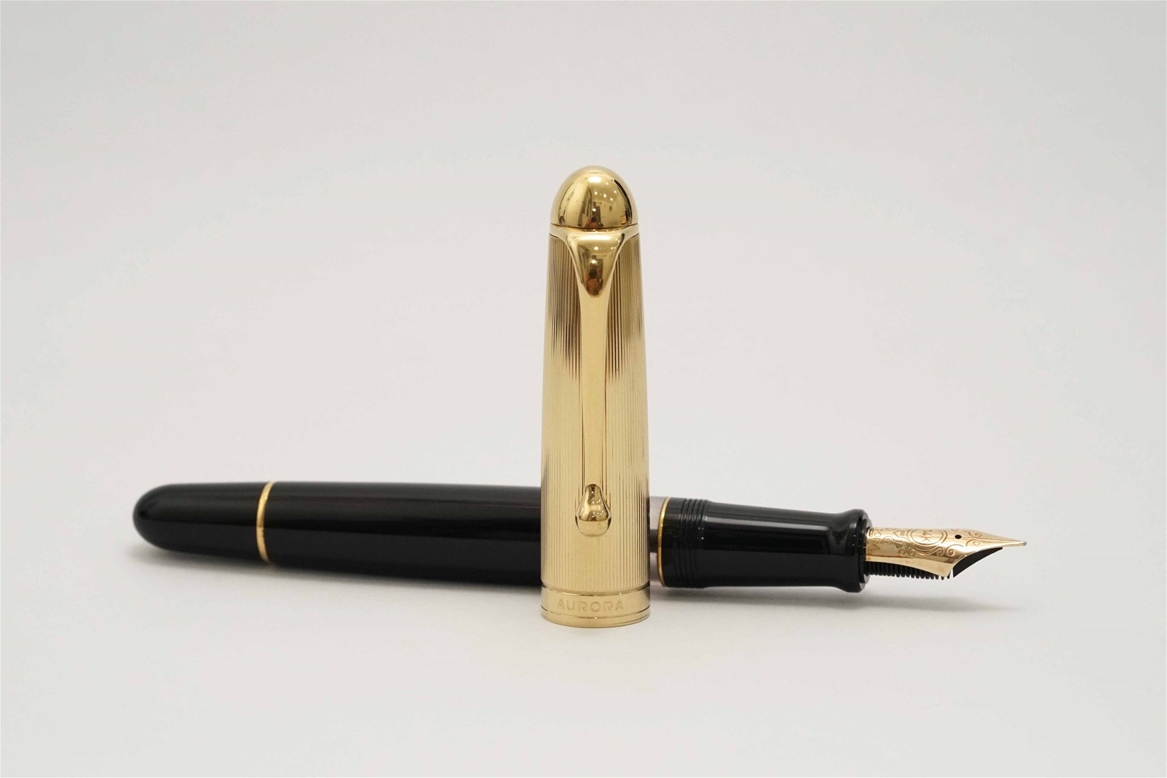 Bút máy Aurora 88 Gold Plated Cap & Black Barrel Large 14K F