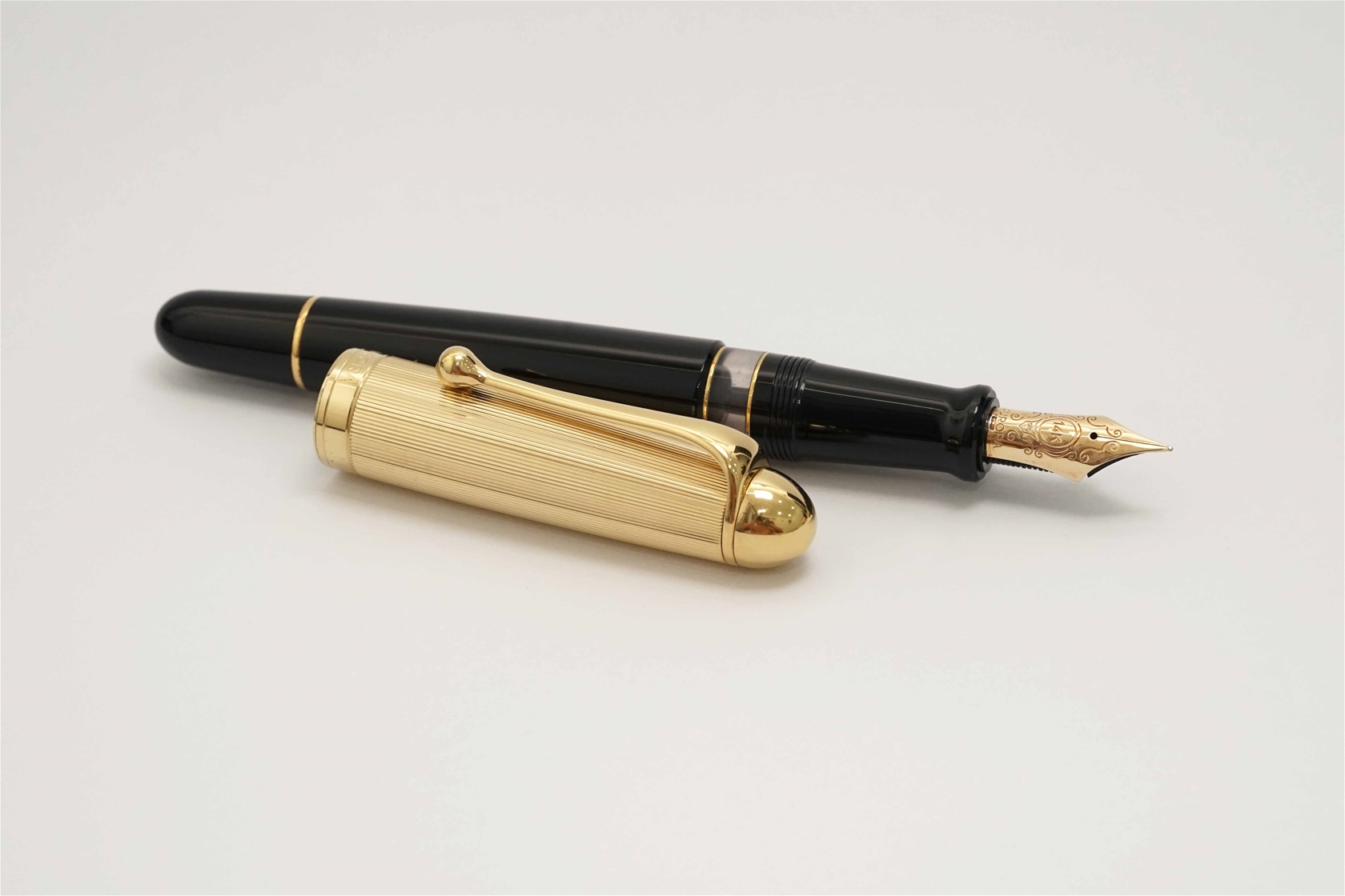 Bút máy Aurora 88 Gold Plated Cap & Black Barrel Large 14K F
