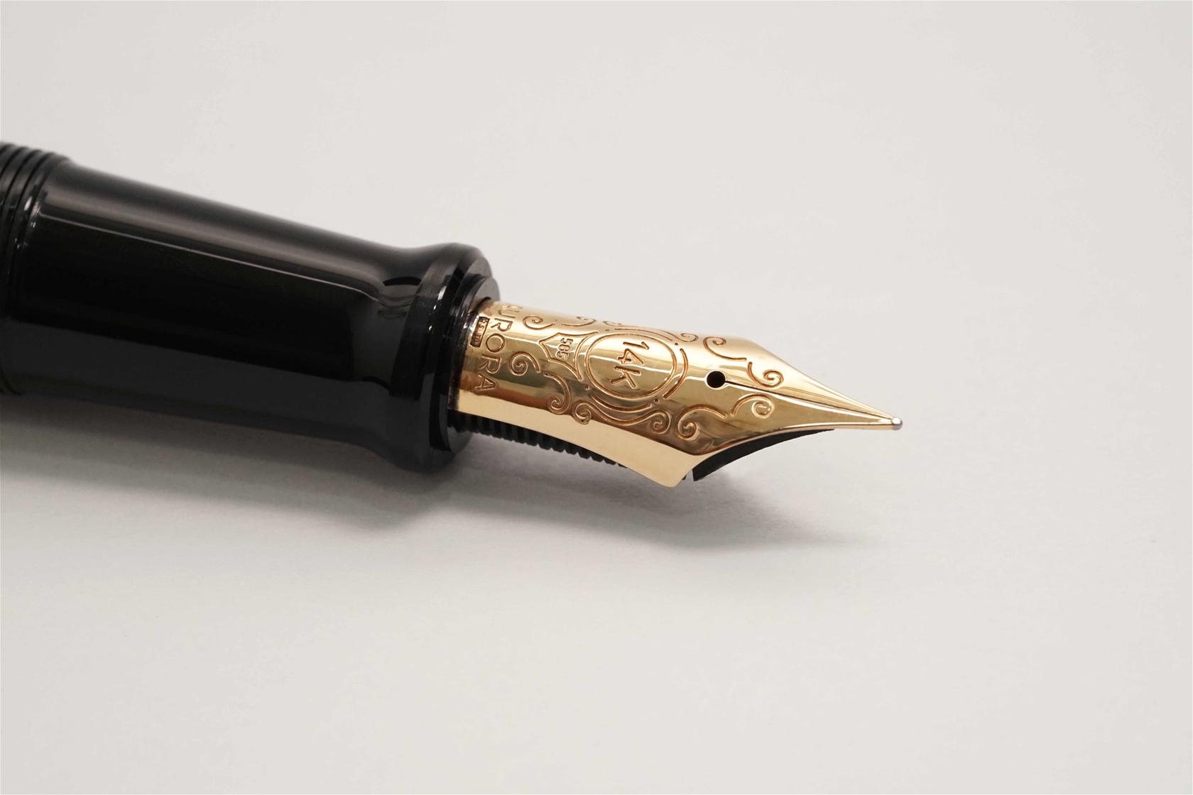 Bút máy Aurora 88 Gold Plated Cap & Black Barrel Large 14K F