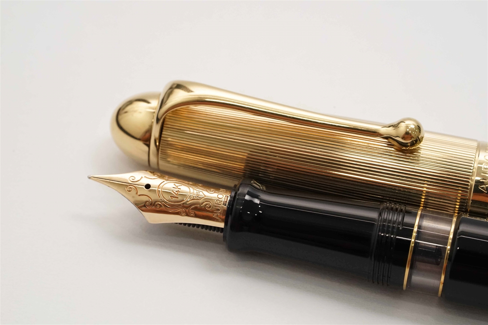 Bút máy Aurora 88 Gold Plated Cap & Black Barrel Large 14K F