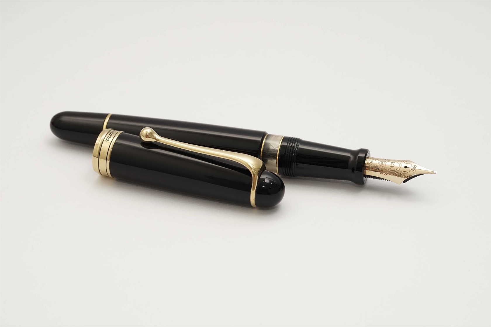 Bút máy Aurora 88 Gold Plated Black Resin 14K B