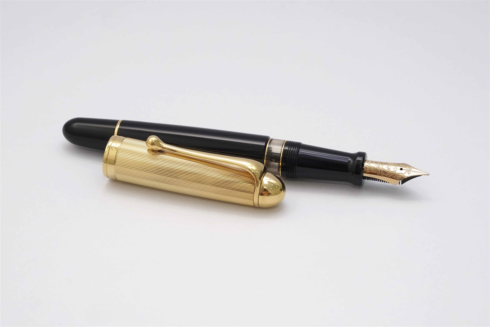 Bút máy Aurora 88 Gold-Plated Cap & Black Barrel Large 14K M