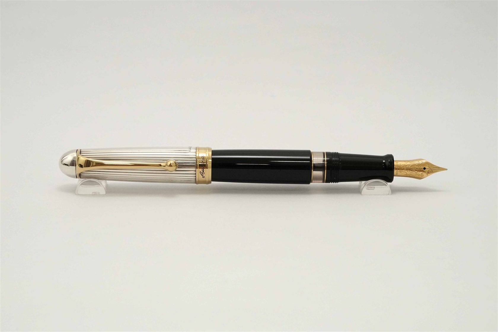 Bút máy Aurora 88 Sterling Silver Cap & Black Barrel 18K M