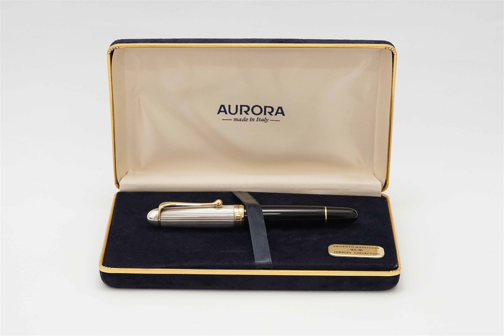 Bút máy Aurora 88 Sterling Silver Cap & Black Barrel 18K M