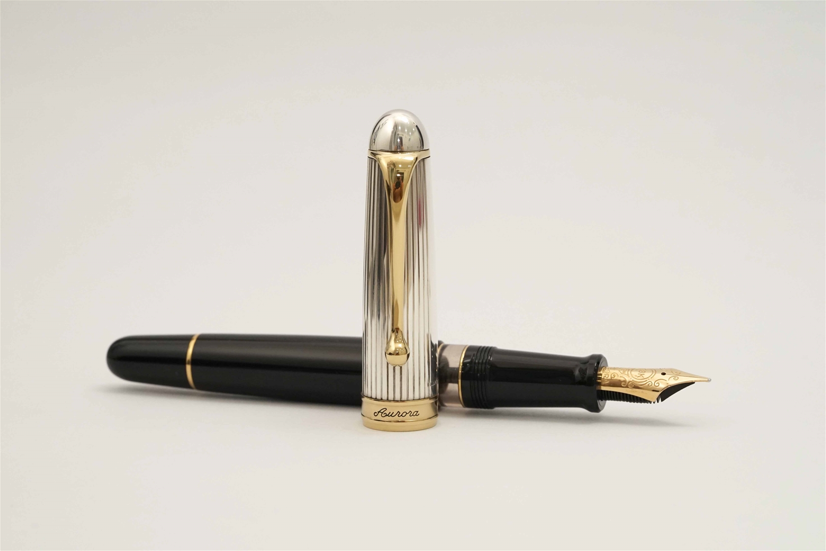 Bút máy Aurora 88 Sterling Silver Cap & Black Barrel 18K M