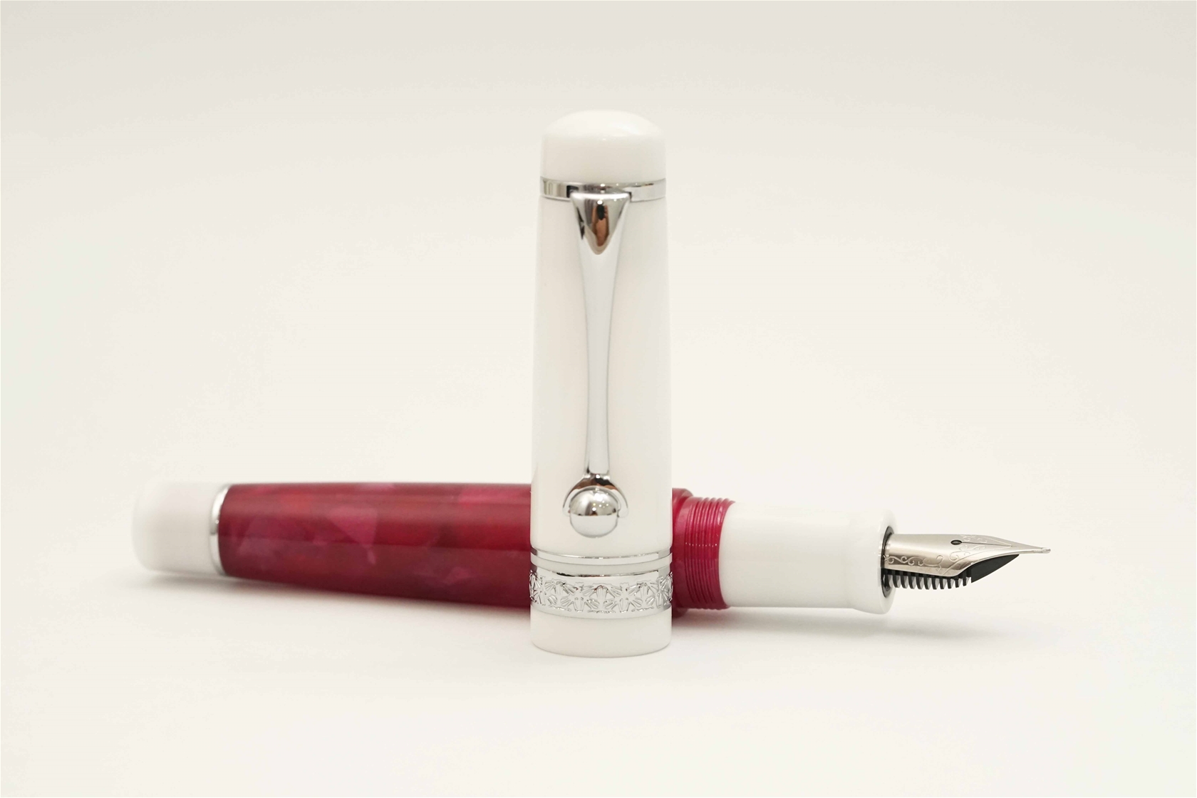Bút máy Fountain Pen Revolution Tanoshii Pink Marble & White Steel MF