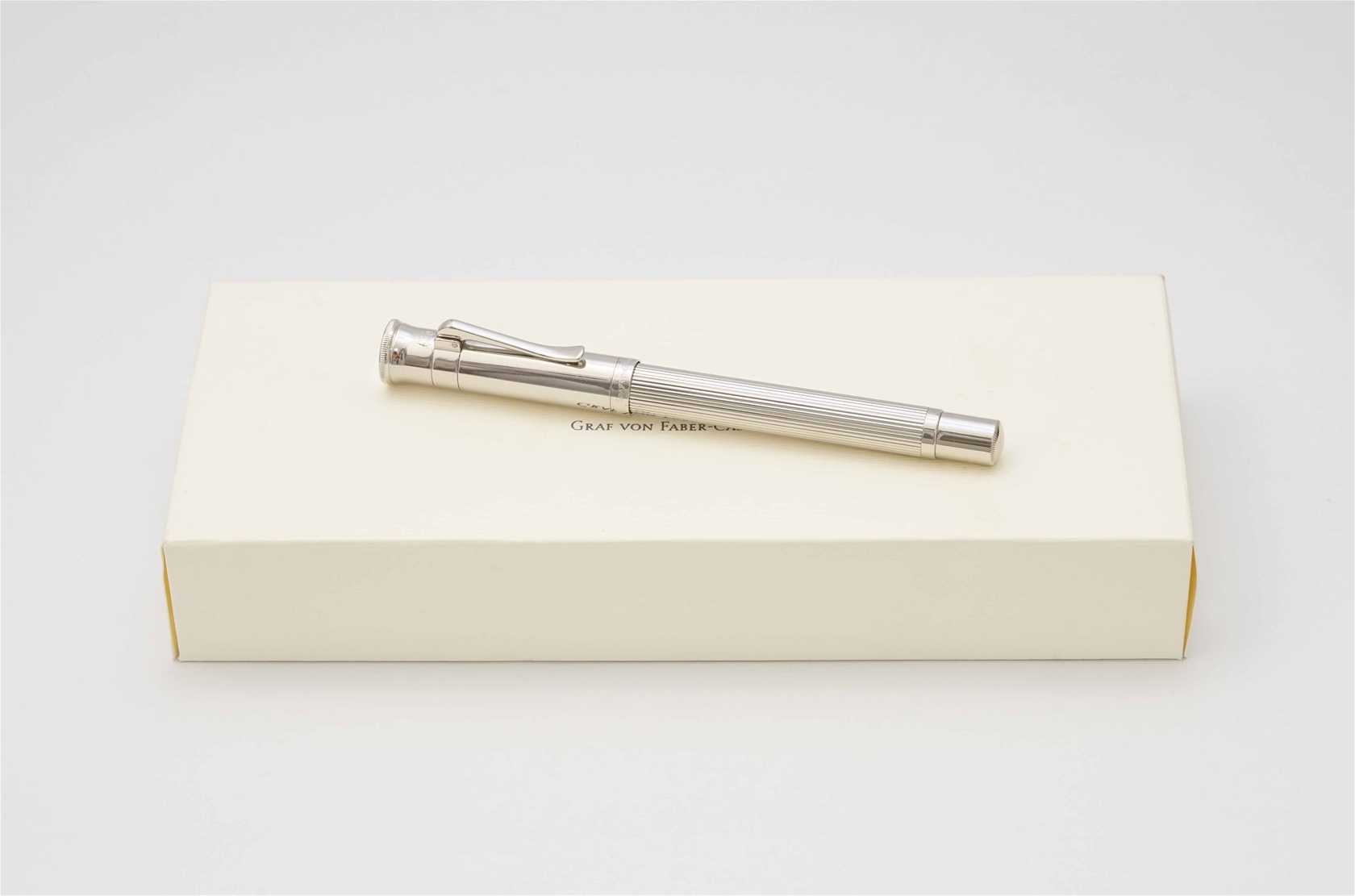 Bút máy Graf Von Faber-Castell Classic Platinum Plated 18K M