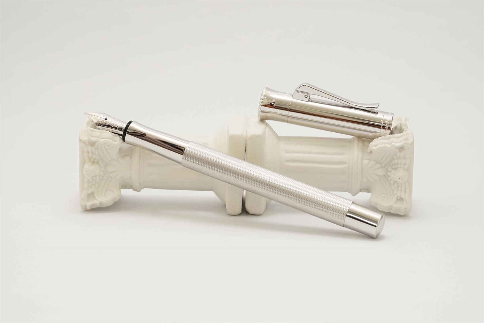 Bút máy Graf Von Faber-Castell Guilloche Rhodium 18K F 