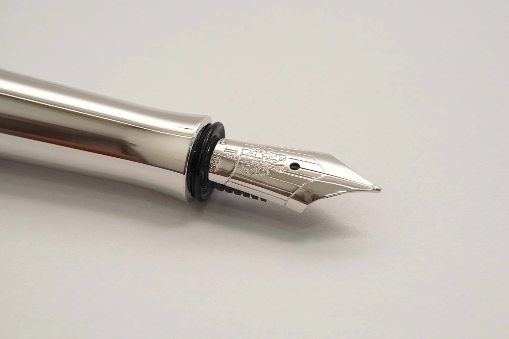 Bút máy Graf Von Faber-Castell Guilloche Rhodium 18K F 