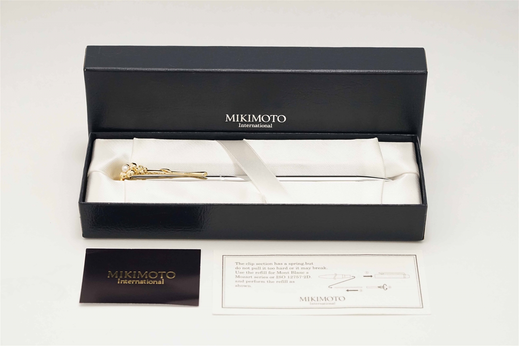 Bút bi Mikimoto with Pearl Flower Motif Ballpoint Pen