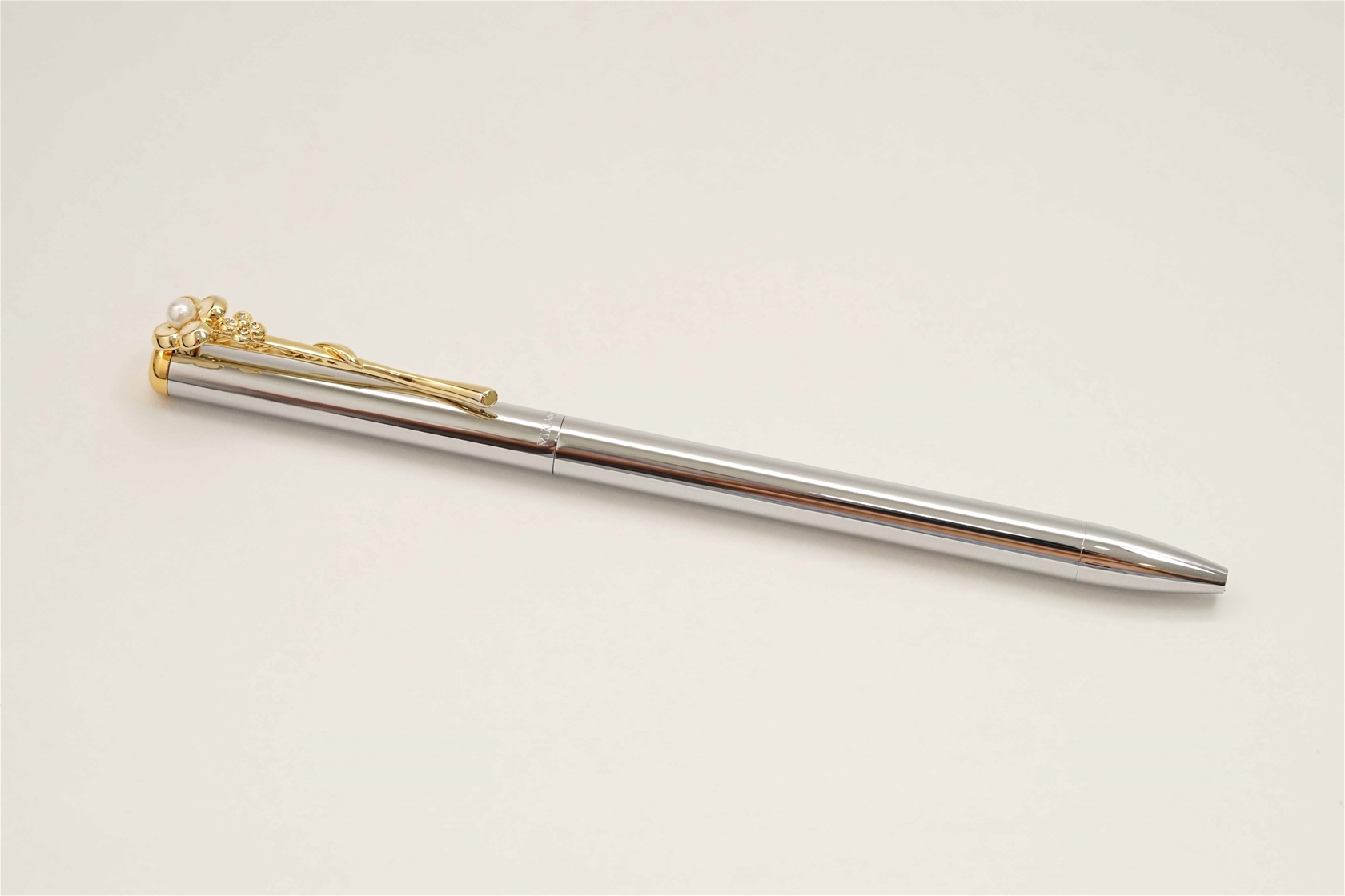 Bút bi Mikimoto with Pearl Flower Motif Ballpoint Pen