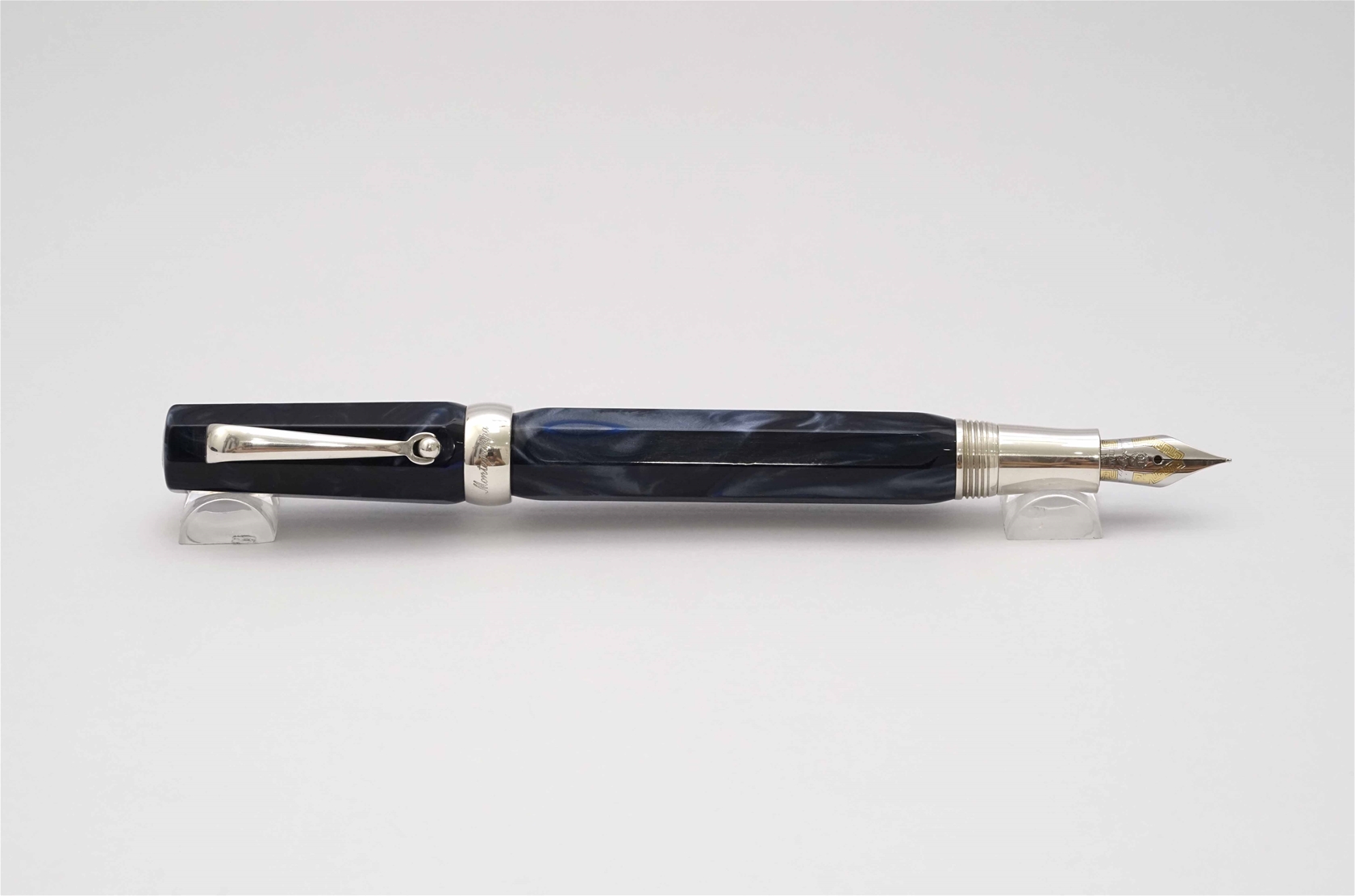 Bút máy Montegrappa Symphony Dark Blue Marble 18K EF