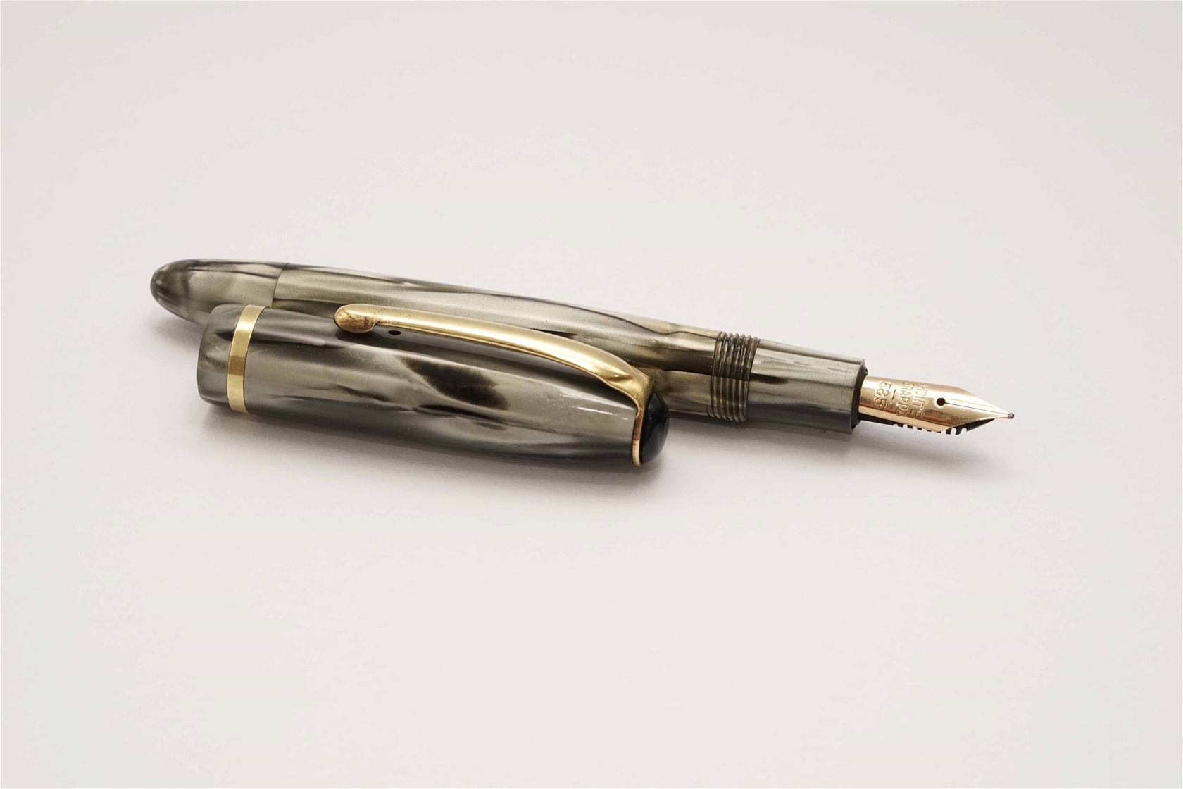 Bút máy Montegrappa Vintage Pearl Grey Celluloid 14K F