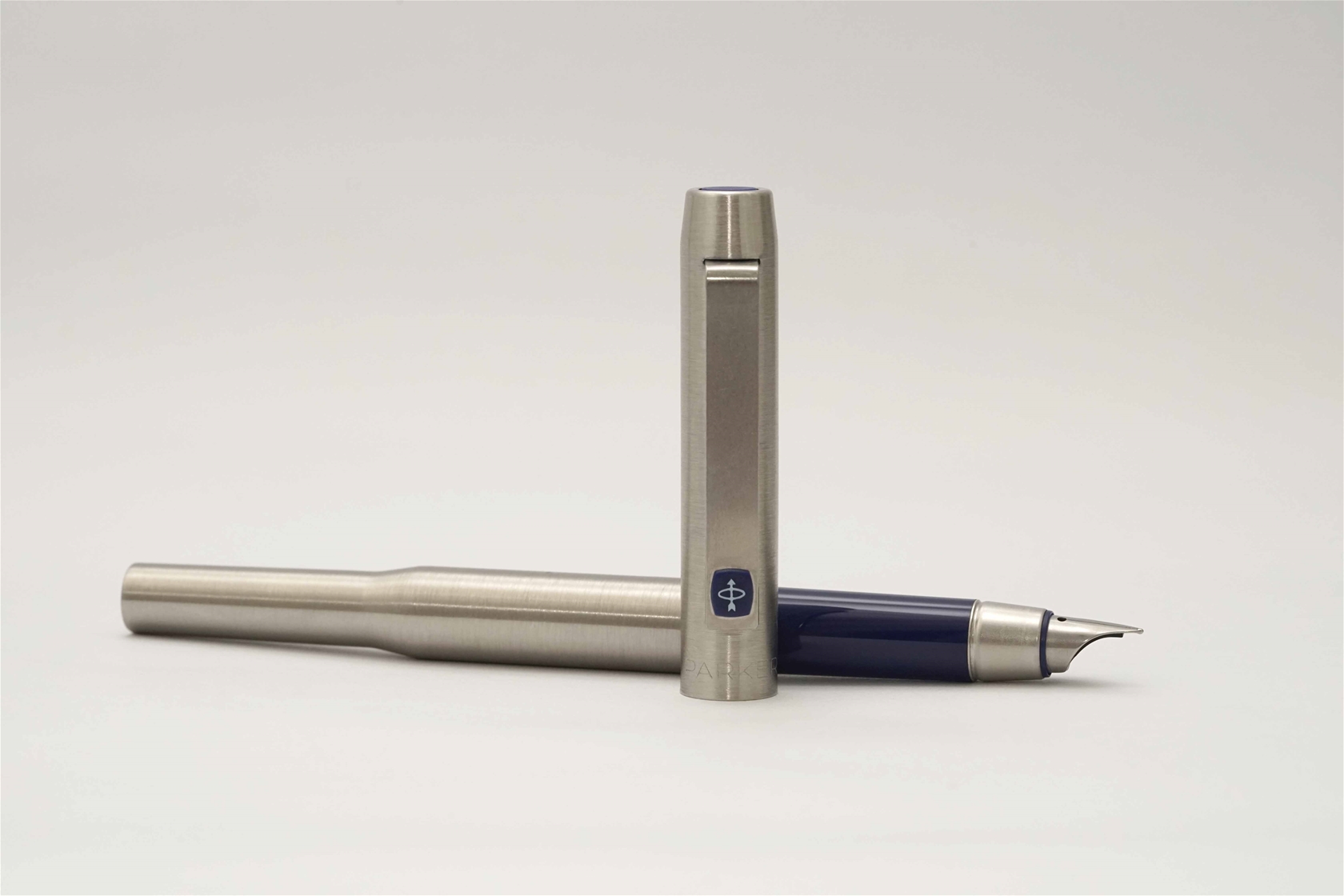 Bút máy Parker 25 Flighter Stainless Steel & Dark Blue Steel F