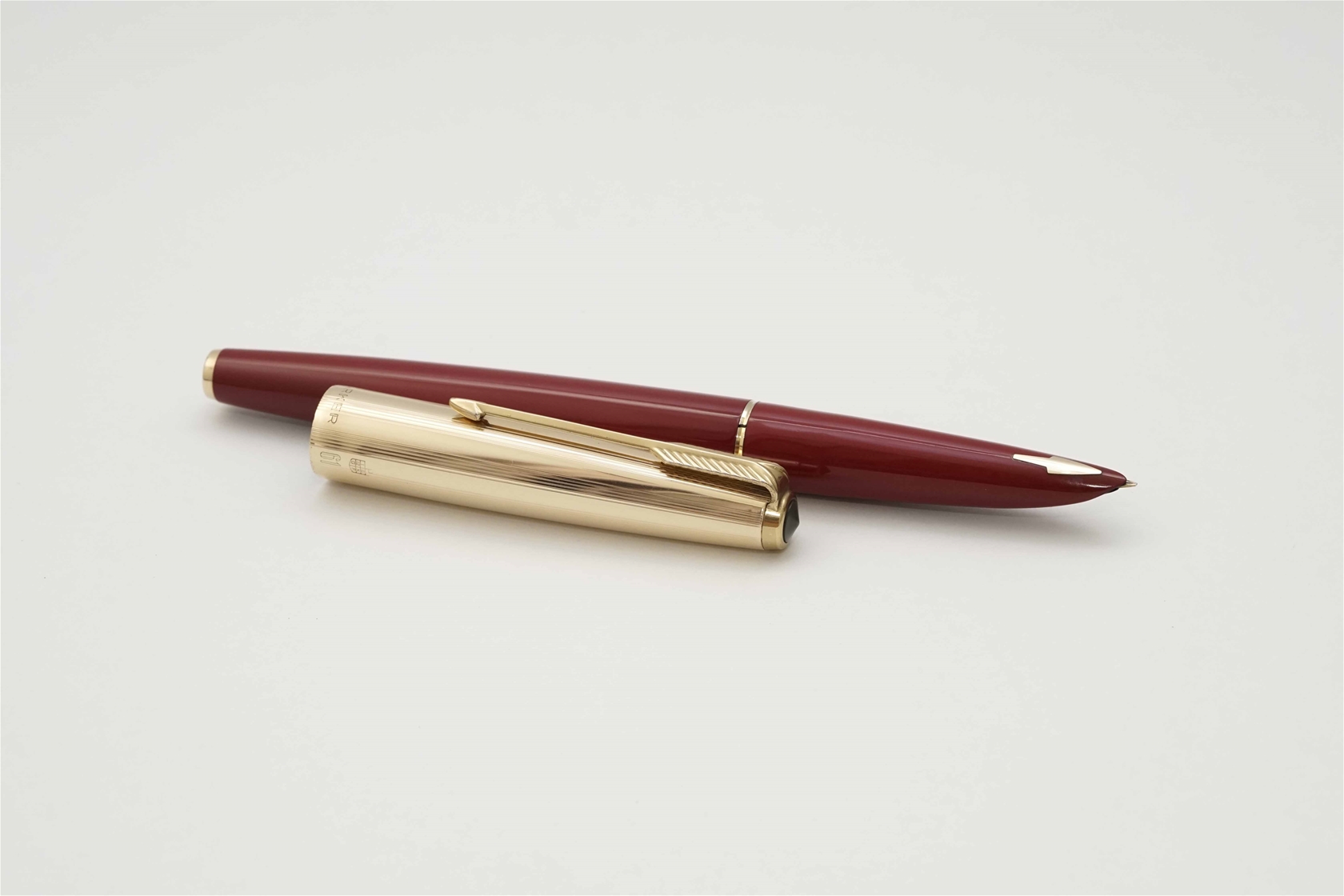 Bút máy Parker 61 Burgundy & Gold Filled Cap 14K F