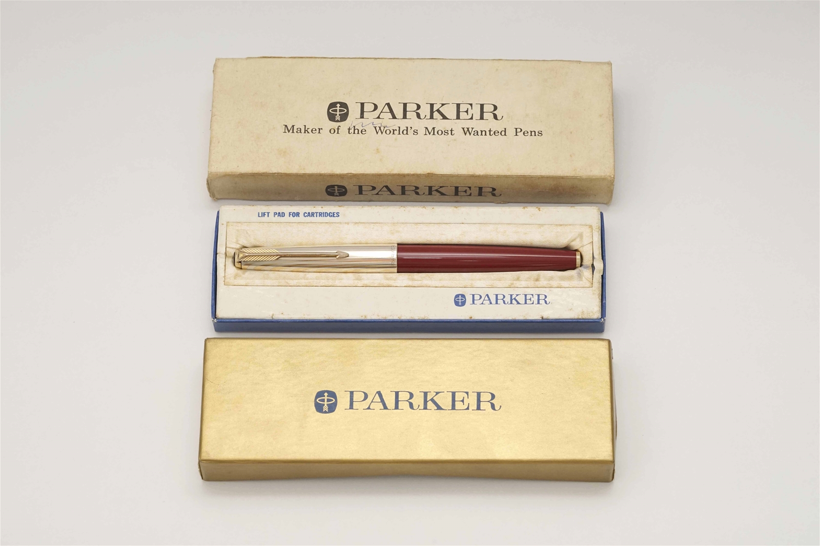 Bút máy Parker 61 Red Heritage Rainbow Cap 14K F 