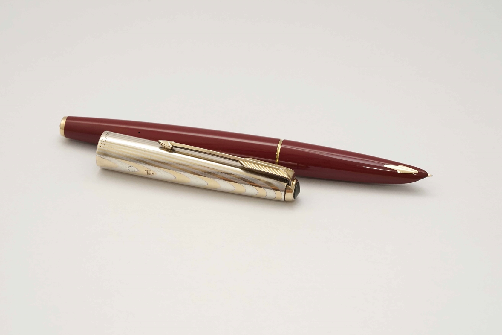 Bút máy Parker 61 Red Heritage Rainbow Cap 14K F 