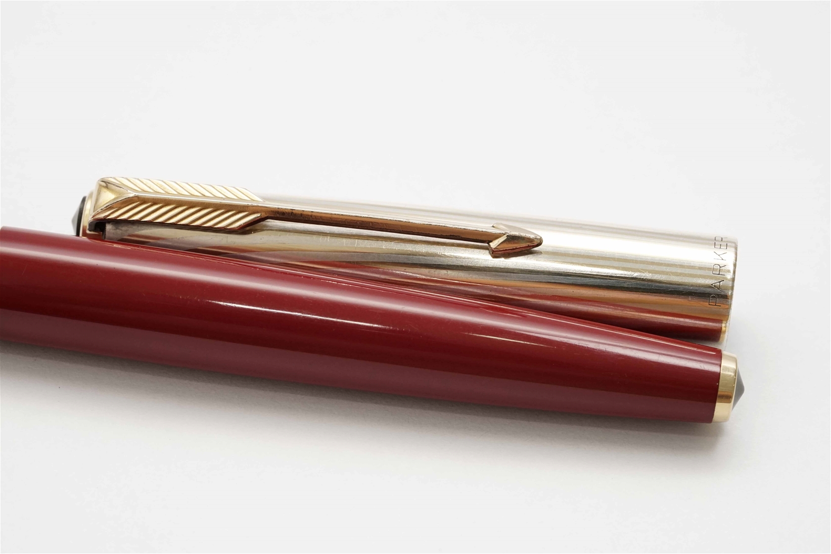 Bút máy Parker 61 Red Heritage Rainbow Cap 14K F 