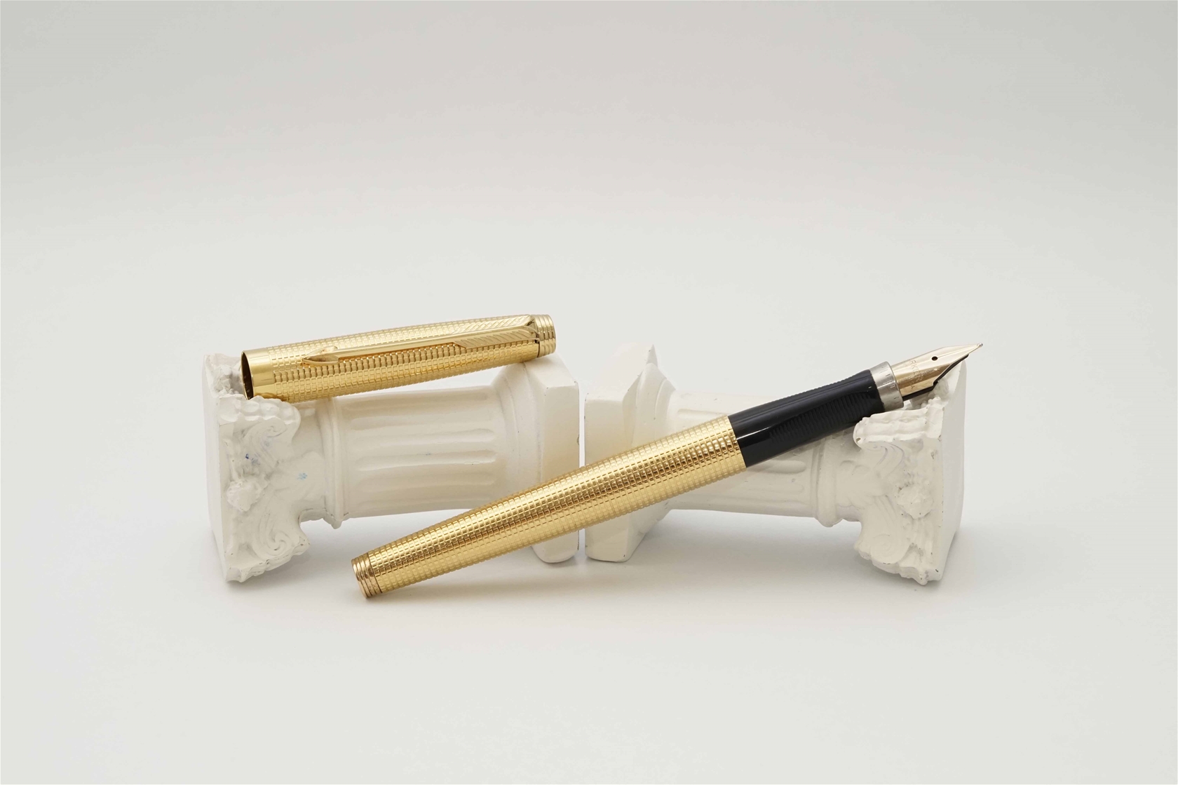 Bút máy Parker 75 Custom Insignia Gold Filled 14K F