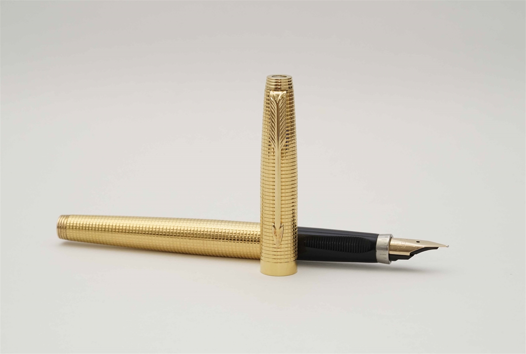 Bút máy Parker 75 Custom Insignia Gold Filled 14K F