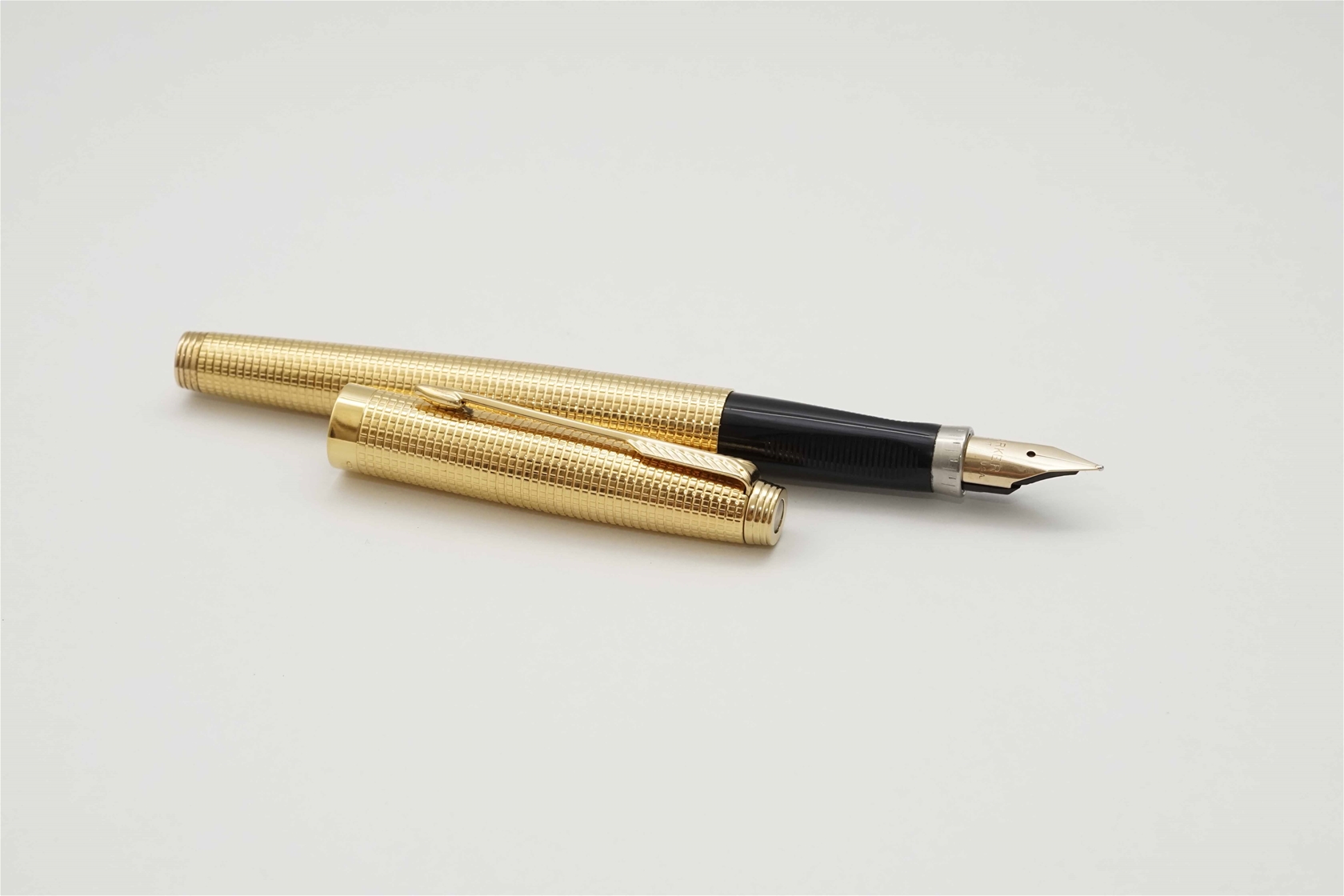 Bút máy Parker 75 Custom Insignia Gold Filled 14K F