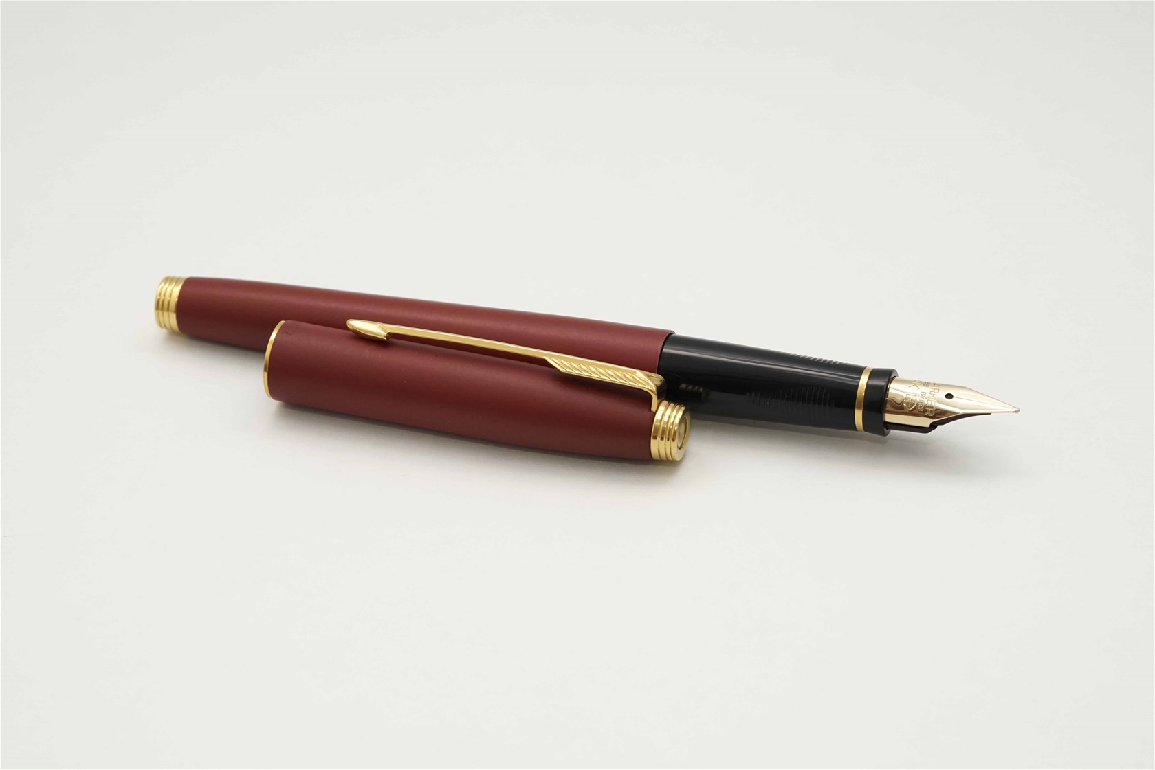 Bút máy Parker 75 Matte Red GT 14K M