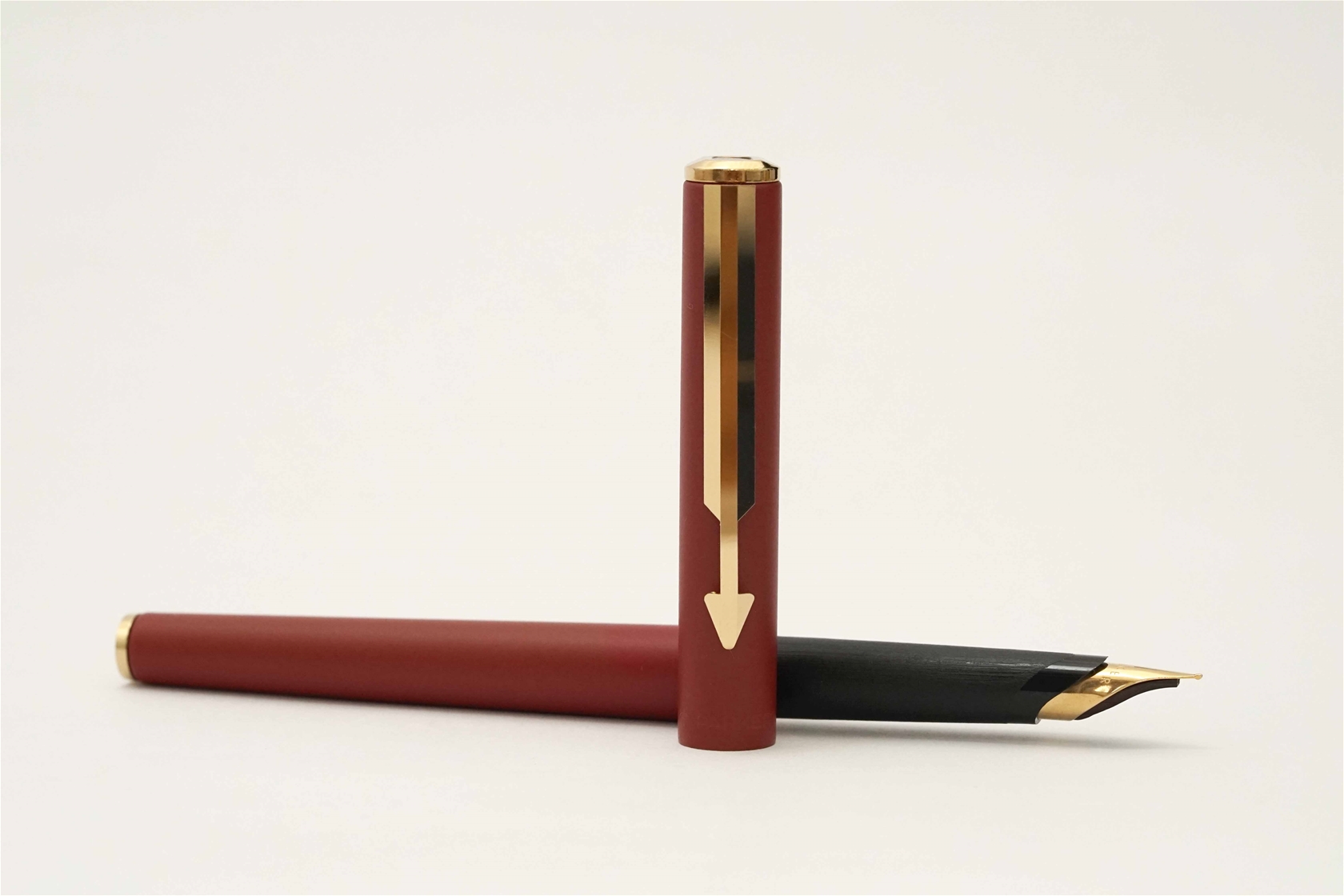 Bút máy Parker Arrow Matte Red GT Steel F