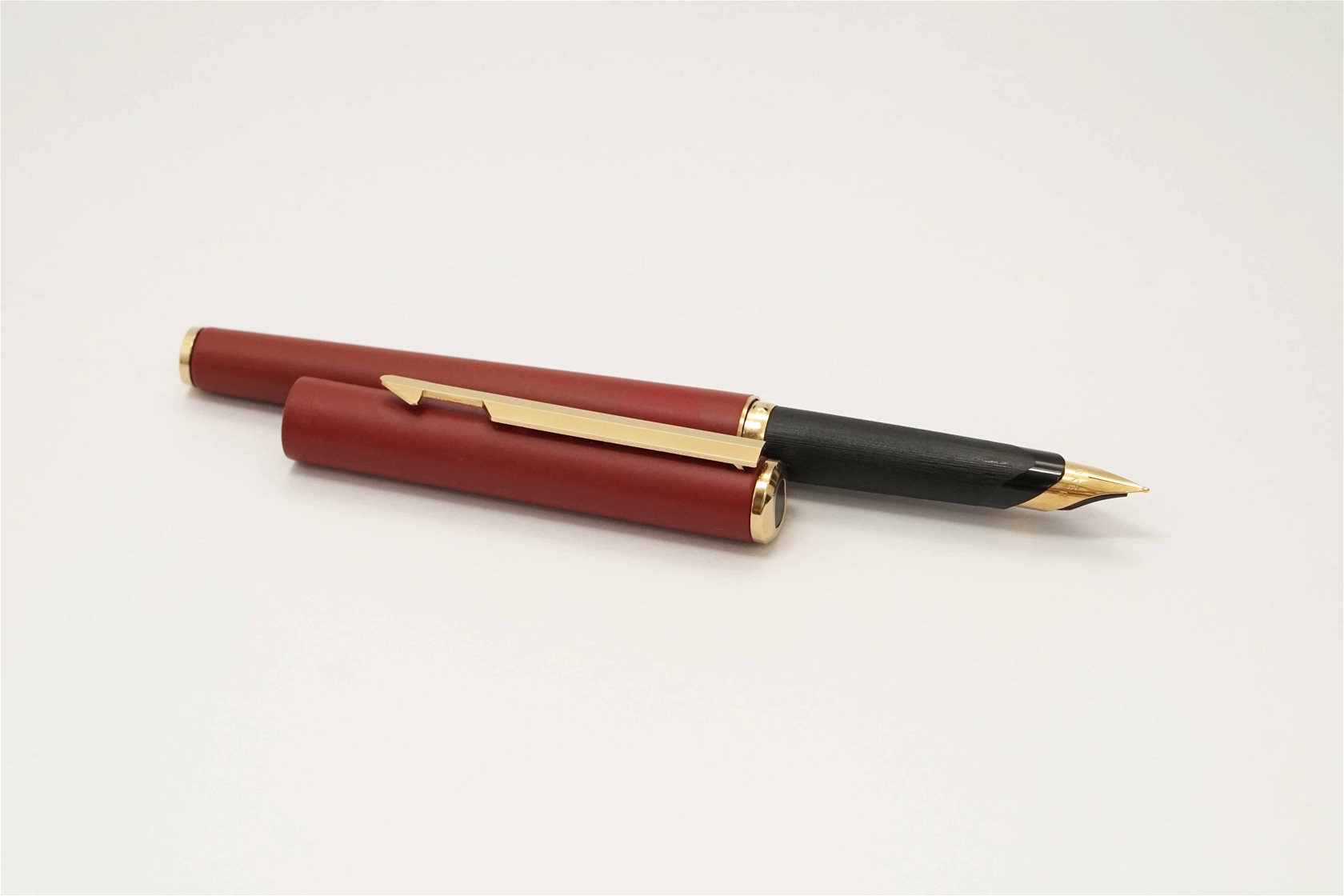 Bút máy Parker Arrow Matte Red GT Steel F