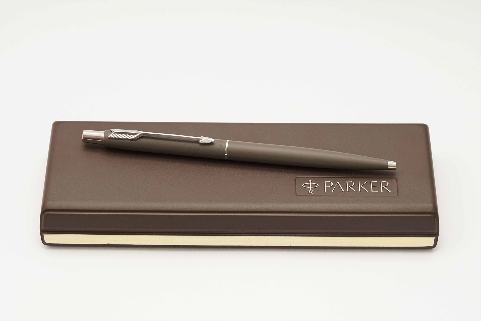 Bút bi Parker Classic Matte Gray CT Ballpoint Pen