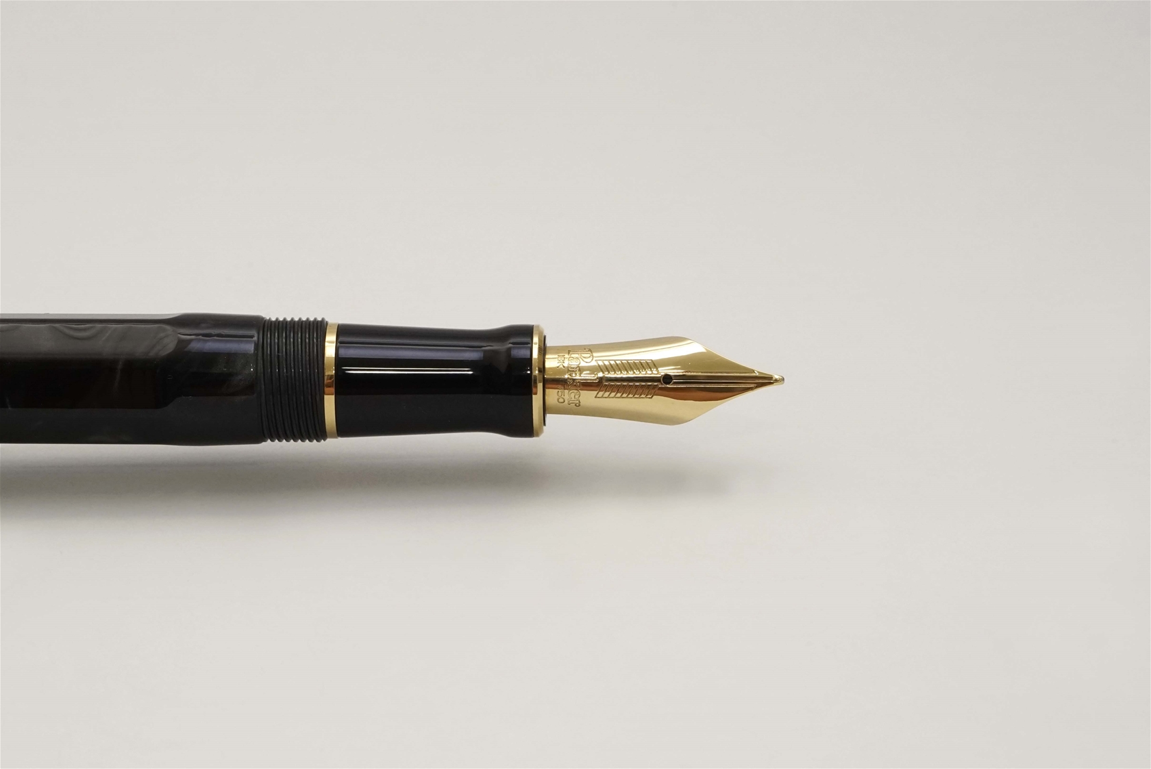 Bút máy Parker Duofold Black & Pearl Lucky 8 Limited Edition 18K M