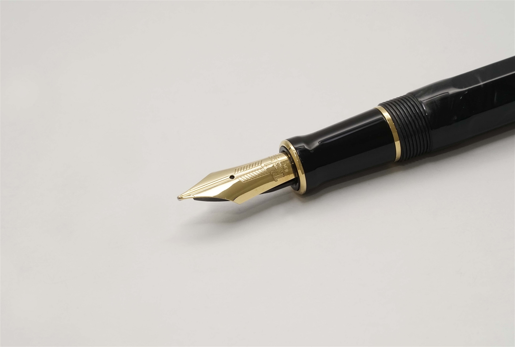 Bút máy Parker Duofold Black & Pearl Lucky 8 Limited Edition 18K M