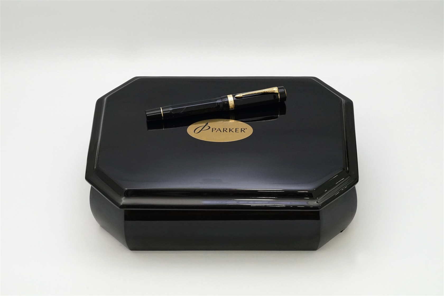 Bút máy Parker Duofold Black & Pearl Lucky 8 Limited Edition 18K M