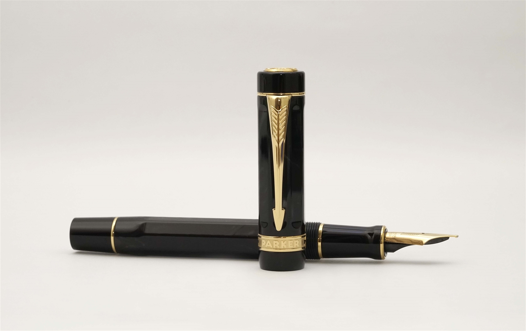 Bút máy Parker Duofold Black & Pearl Lucky 8 Limited Edition 18K M