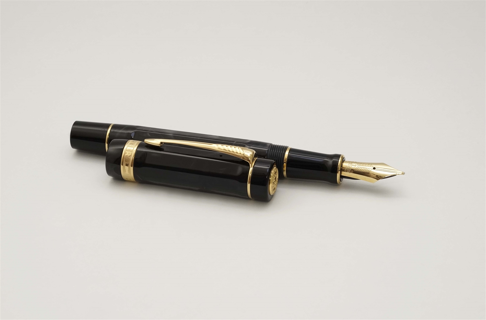 Bút máy Parker Duofold Black & Pearl Lucky 8 Limited Edition 18K M