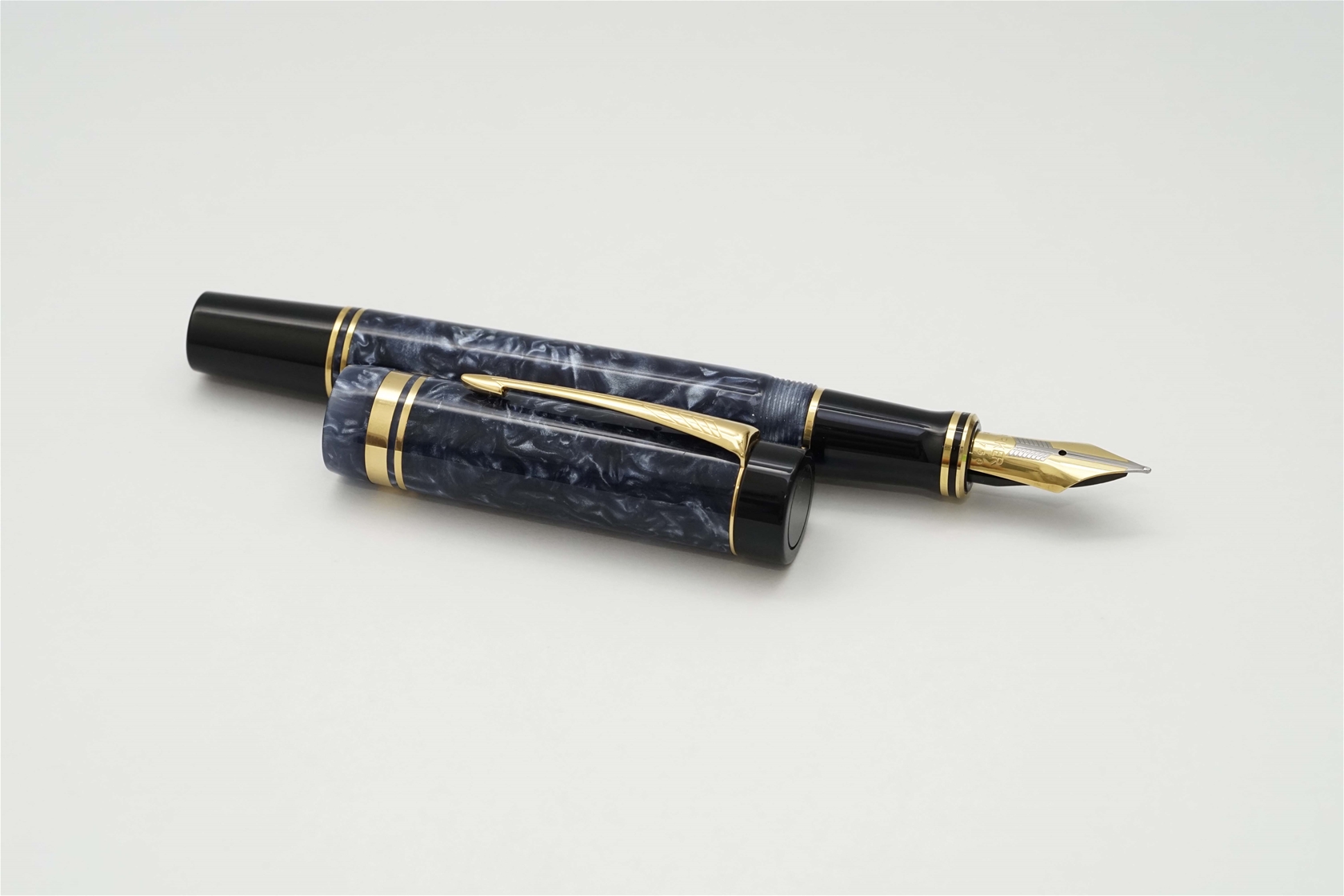 Bút máy Parker Duofold Centennial Marbled Blue 18K F