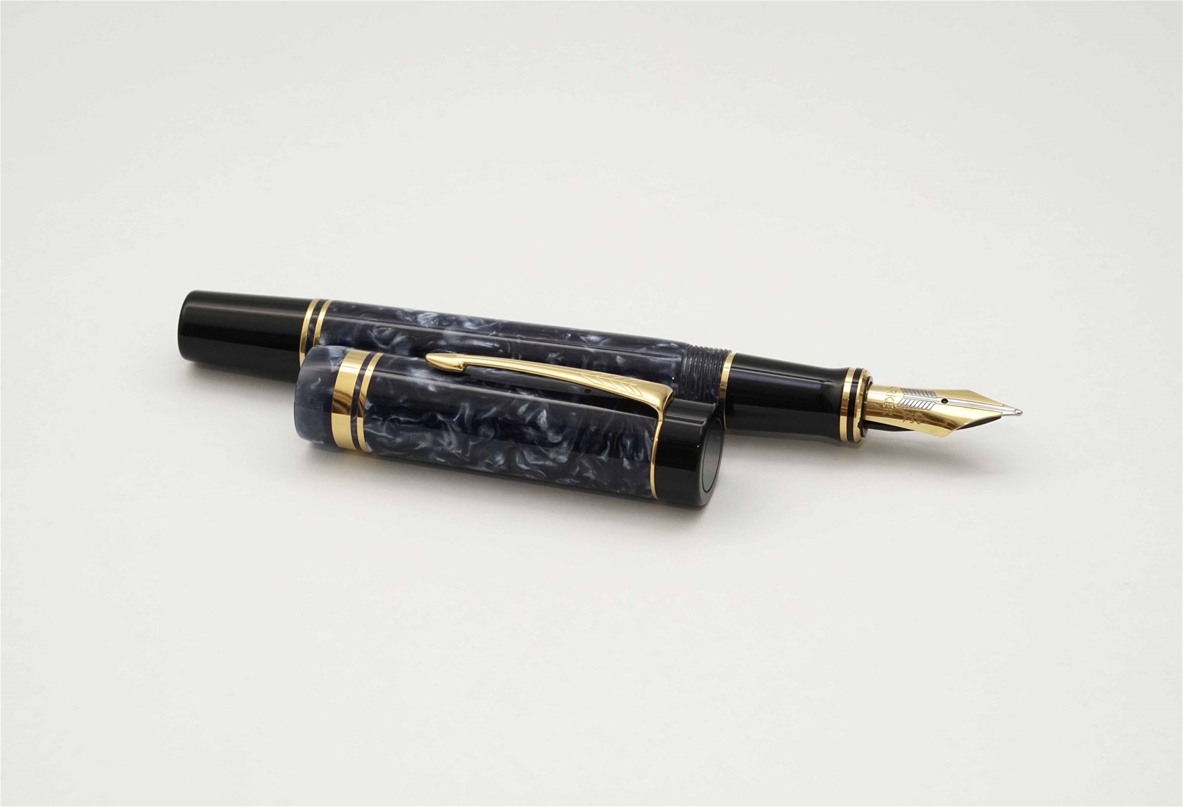 Bút máy Parker Duofold Centennial Marbled Blue 18K M