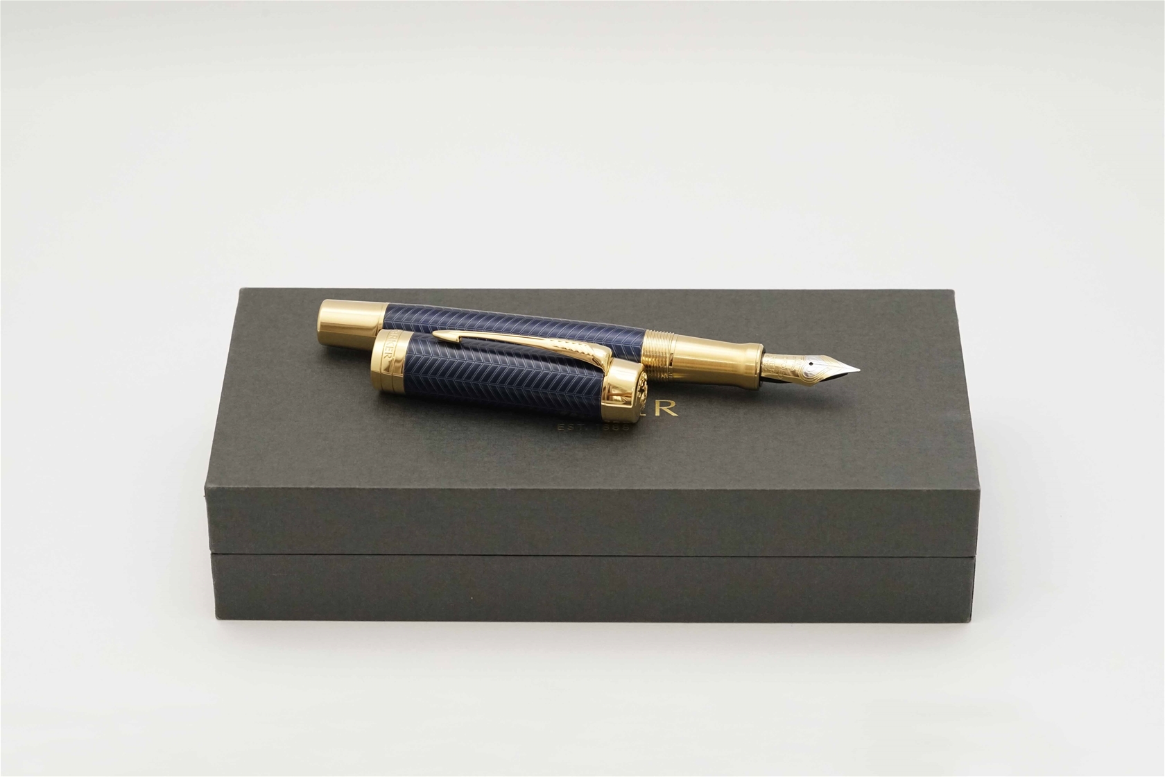 Bút máy Parker Duofold Centennial Prestige Blue Chevron 18K M