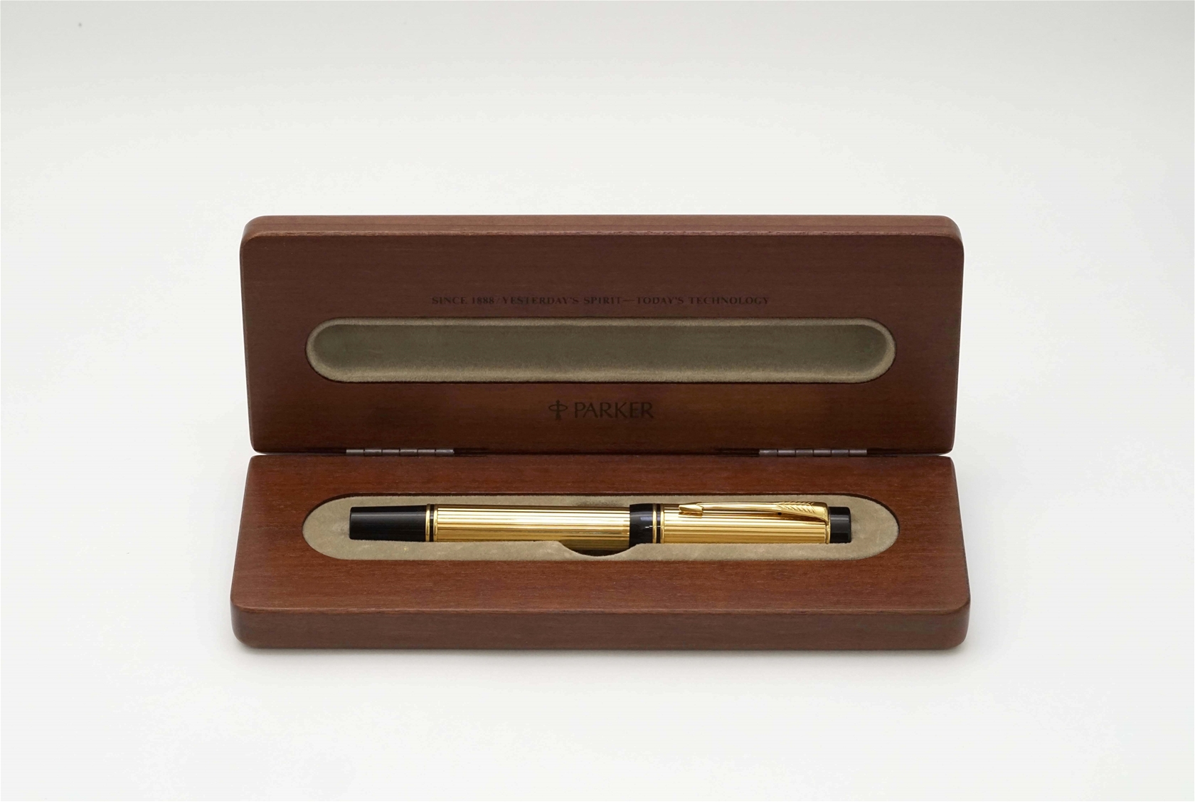 Bút máy Parker Duofold International Godron Pattern 23K Gold Plated 18K F