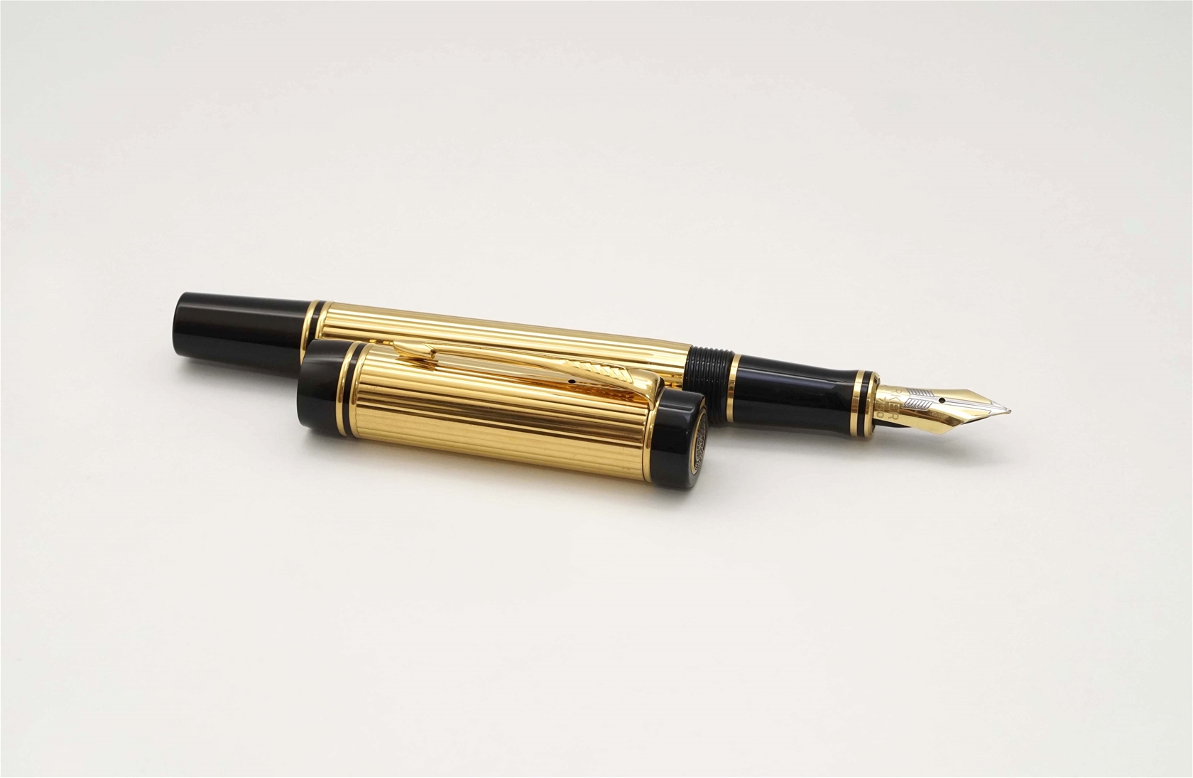 Bút máy Parker Duofold International Godron Pattern 23K Gold Plated 18K F