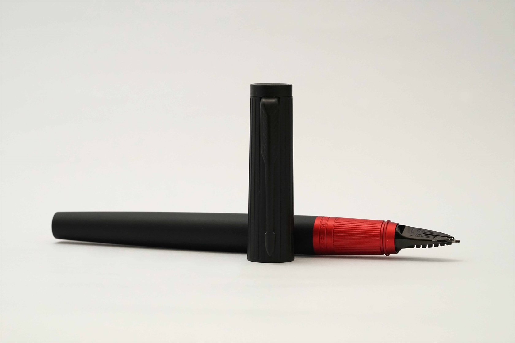 Bút bi nước Parker 5Th Ingenuity Slim Deluxe Black Red PVD