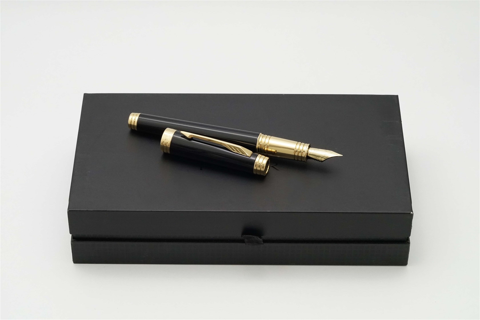 Bút máy Parker Premier 09 Black Lacquer 18K F 