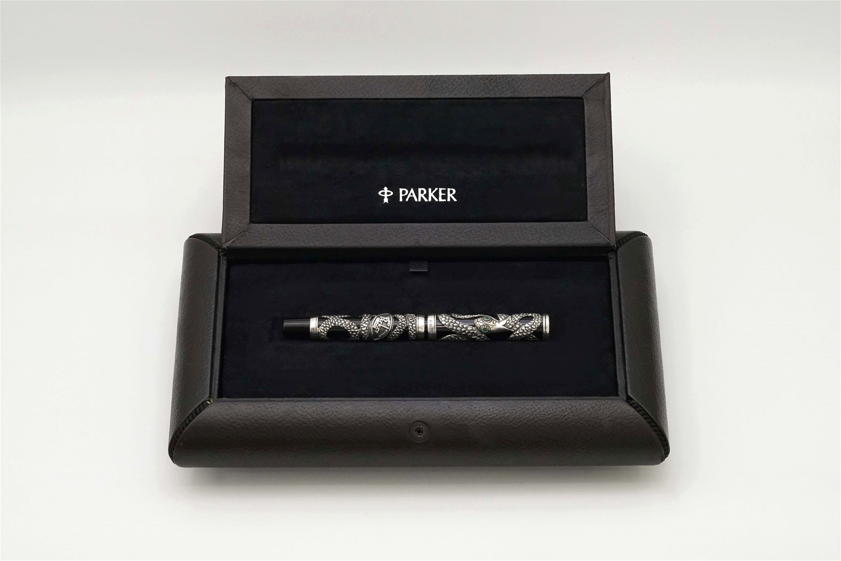 Bút máy Parker Snake Pen Limited Edition 18K M - 4807
