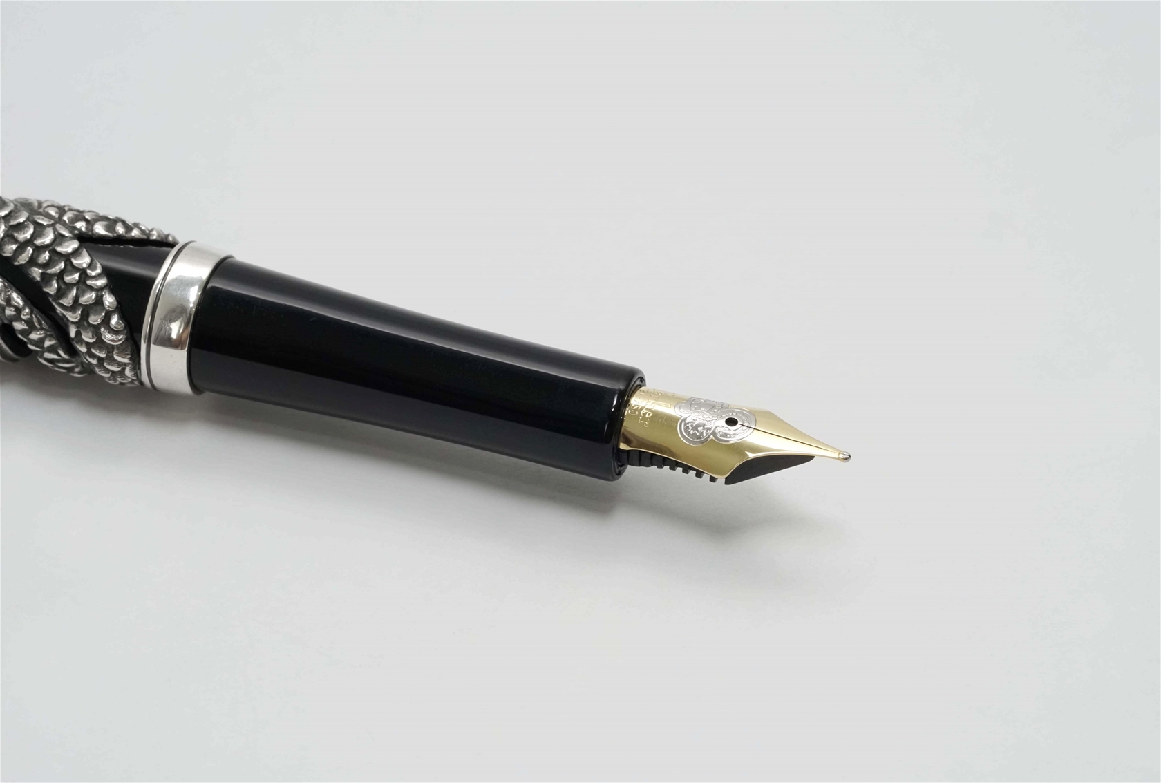 Bút máy Parker Snake Pen Limited Edition 18K M - 4807