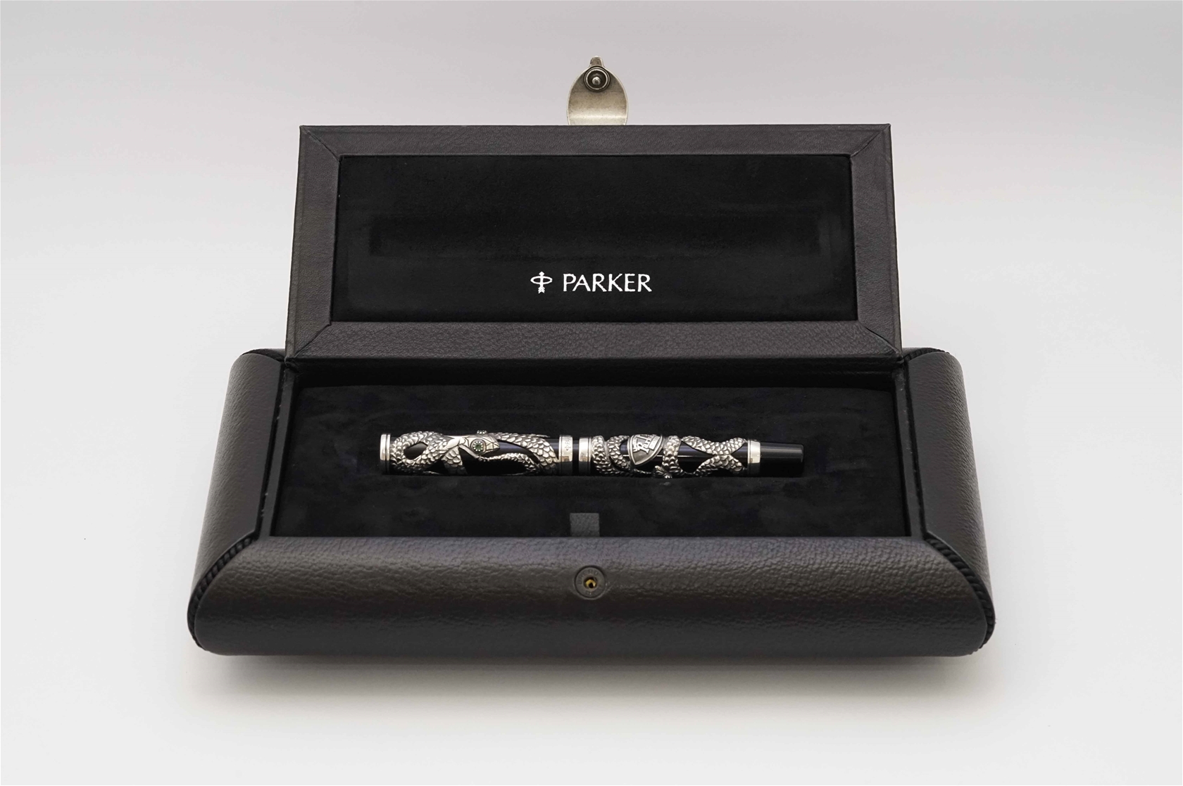 Bút máy Parker Snake Pen Limited Edition 18K F - 4695