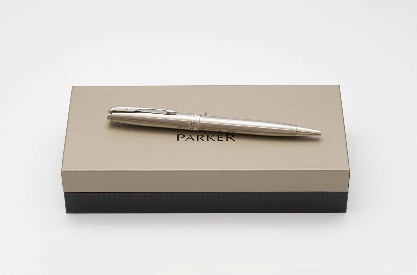 Bút bi Parker Sonnet 2017 Stainless Steel CT Ballpoint Pen