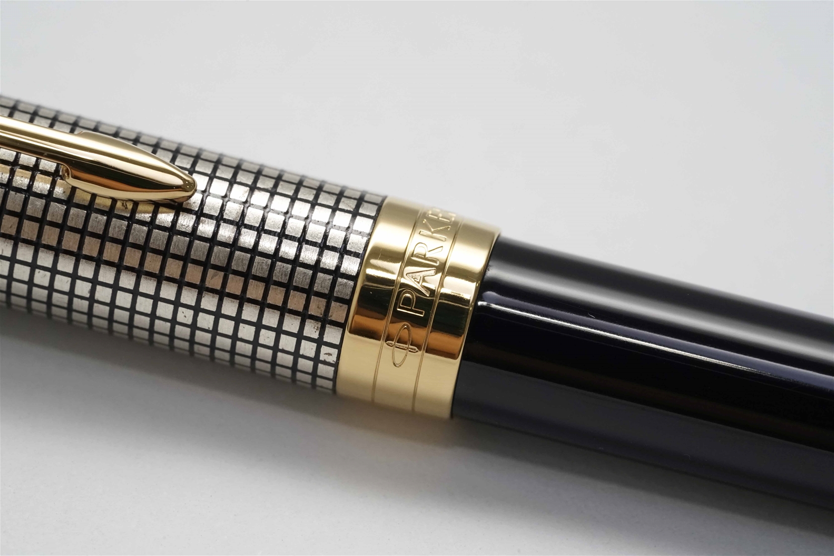 Bút bi Parker Sonnet Chiselled Silver Black GT Ballpoint Pen