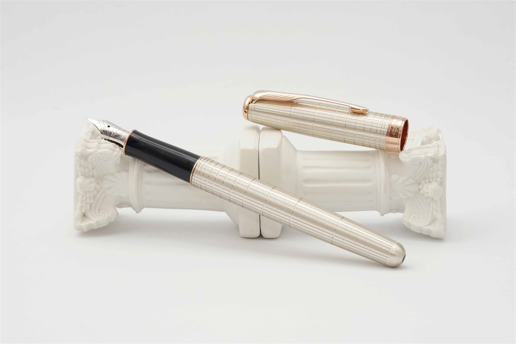 Bút máy Parker Sonnet Feminine Chiselled Sterling Silver 18K F