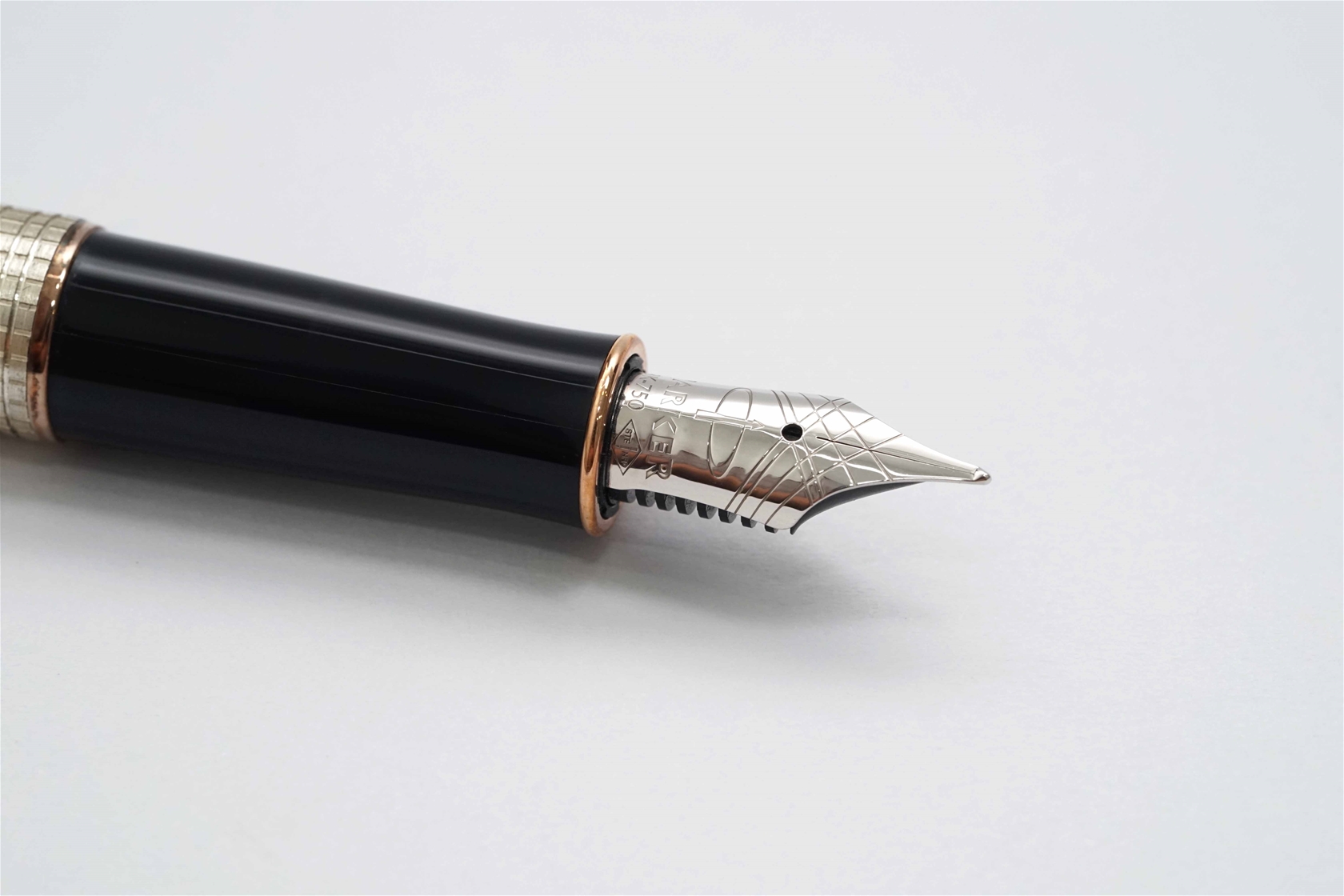 Bút máy Parker Sonnet Feminine Chiselled Sterling Silver 18K F